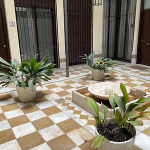 holidays2malaga-jinetes-junto-casco-histrico-parking.1costadelsol.com/